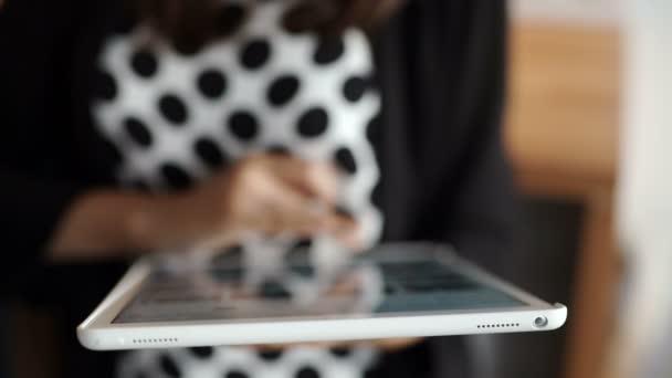 Lachende jonge vrouw met behulp van een digitale tablet handen close-up — Stockvideo