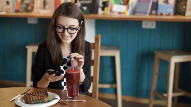 Vrouw Drinken Drank Mobiele telefoon Technologie Concept — Stockvideo