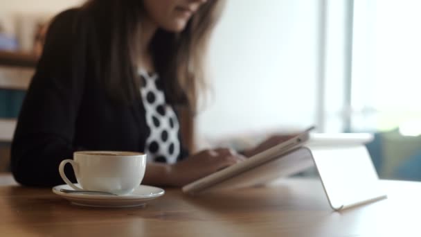 Kitaplığı'nda tablet bilgisayarda yazarak eller — Stok video