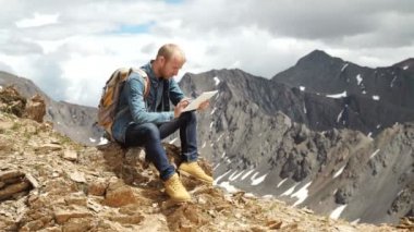 ekran arka planda dağların dijital tablet dokunmadan eller mans