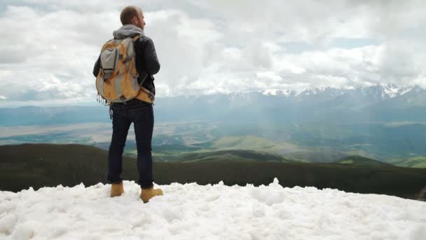 Escursionista guardando la vista in alta montagna sopra le nuvole . — Video Stock