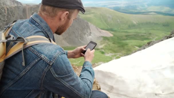 Homem de aventura com dispositivo GPS ou telefone ao ar livre na natureza explorando — Vídeo de Stock