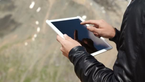 Hombre trabajando al aire libre con el ordenador tableta — Vídeos de Stock