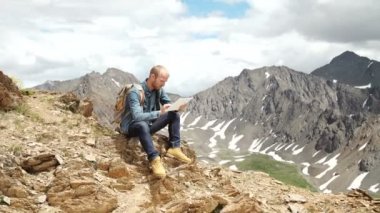 adam açık havada tablet bilgisayar ile çalışma