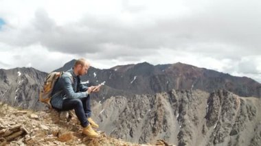 ekran arka planda dağların dijital tablet dokunmadan eller mans