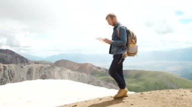 adam açık havada tablet bilgisayar ile çalışma