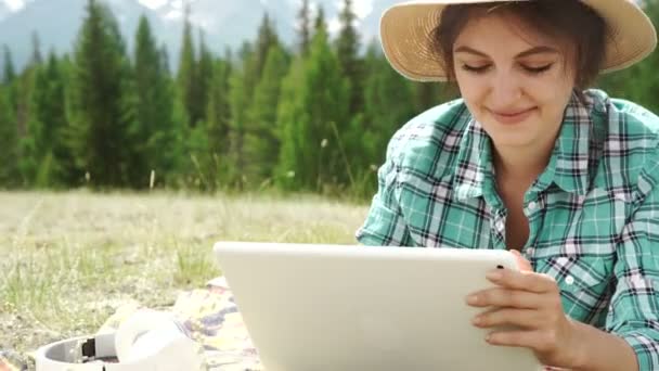 Mooi bruin meisje, in een woestenij, met behulp van een tablet pc — Stockvideo