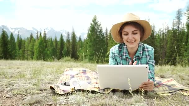 Vacker brun flicka, i en ödemark, med hjälp av en TabletPC — Stockvideo