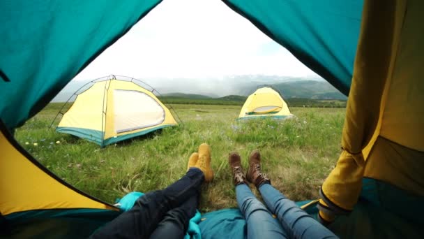 Pareja en camping con fogata por la noche — Vídeo de stock