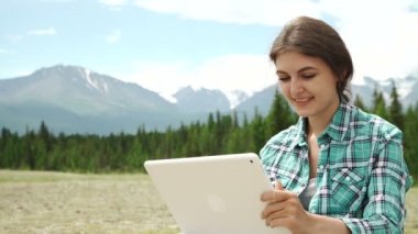 Grand Canyon hiking bilgisayar kadın seyahat app kullanarak tablet veya onun yürüyüş sırasında harita