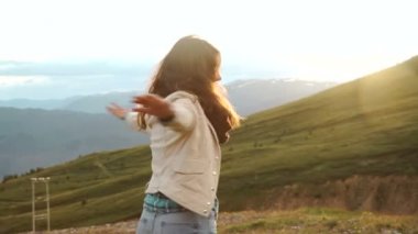 Günbatımı üzerinde genç kadın silüeti