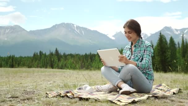 美丽褐色的女孩，在一片荒地，使用 tablet pc — 图库视频影像