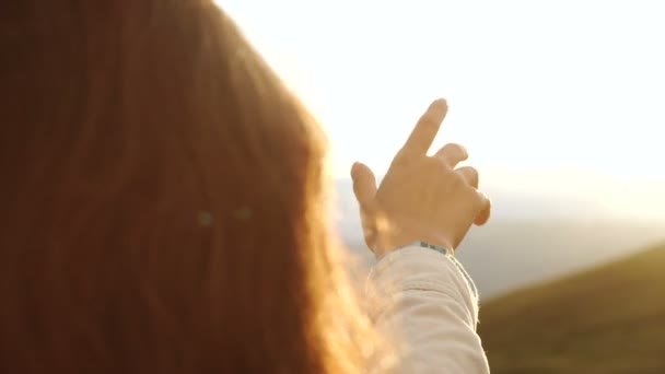 Žena hrající na exotické pláži s bílým pískem — Stock video