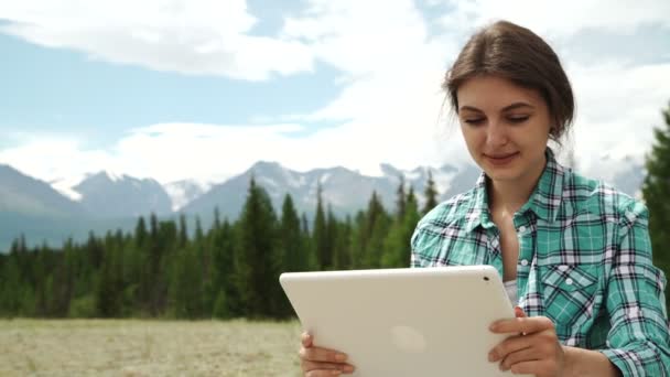 Krásná hnědá dívka, v pustině, pomocí počítače tablet pc — Stock video