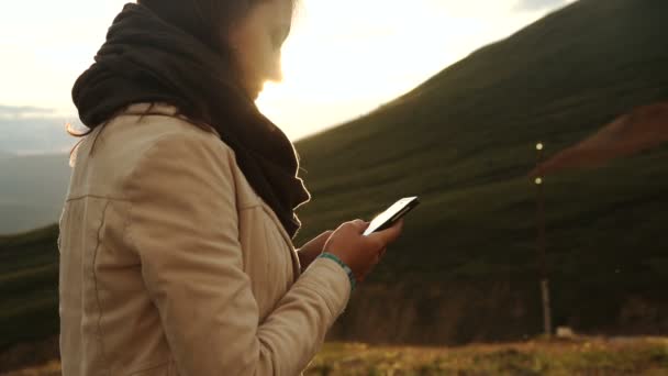 Женщина турист фотографирует на мобильный телефон красивые пейзажи джунглей заката во время удивительного летнего путешествия . — стоковое видео
