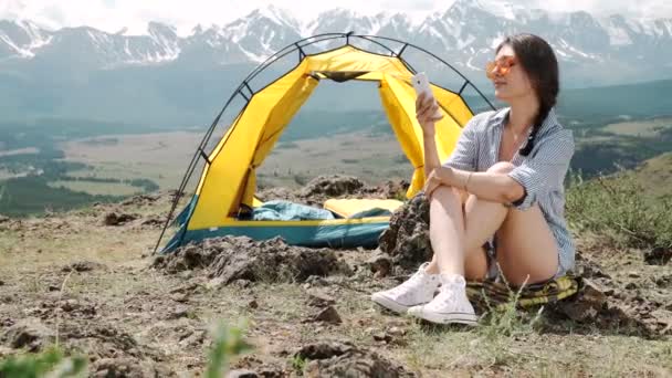 Jonge vrouwen camping tenten op wal de ochtend — Stockvideo