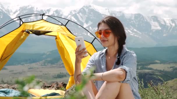 Молодые женщины разбивают палатки на берегу утром — стоковое видео
