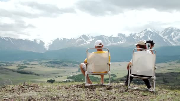 Heureux couple de personnes âgées randonnée sur la montagne — Video