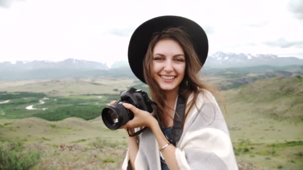 Toeristische reizen fotograaf fotograferen. — Stockvideo