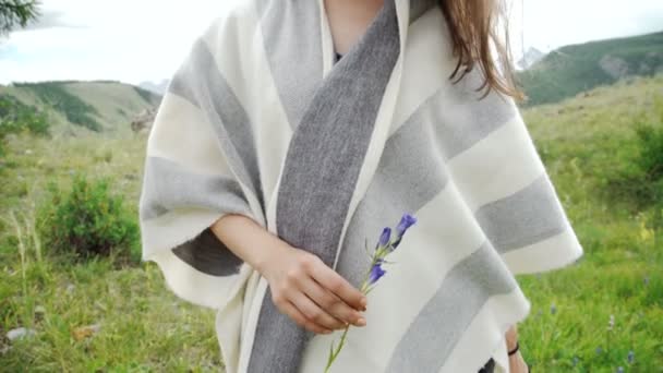 Mulher de chapéu branco e óculos de sol posando ao ar livre — Vídeo de Stock