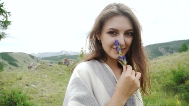 Sorrindo bela morena no campo de lavanda — Vídeo de Stock