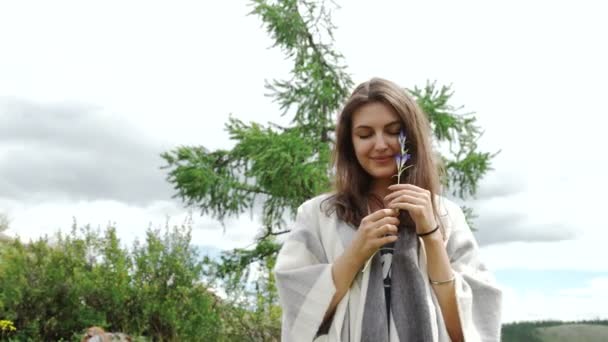 Mulher de chapéu branco e óculos de sol posando ao ar livre — Vídeo de Stock