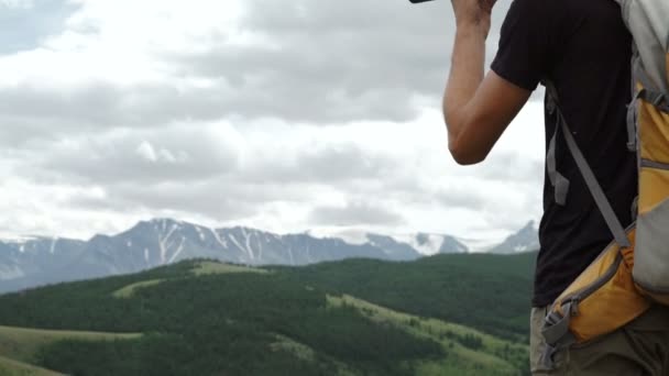 Silueta fotograf fotografování moře venku na slunce pozadí — Stock video