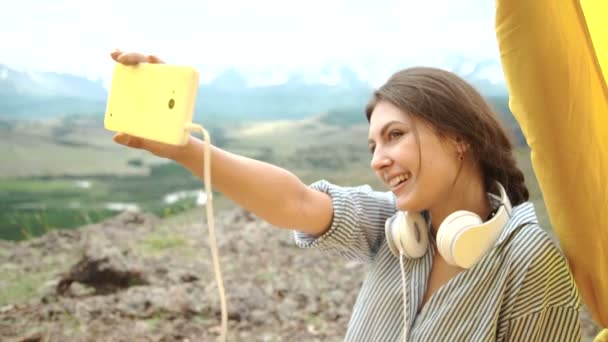 Femme heureuse assise dans une tente, vue sur les montagnes — Video