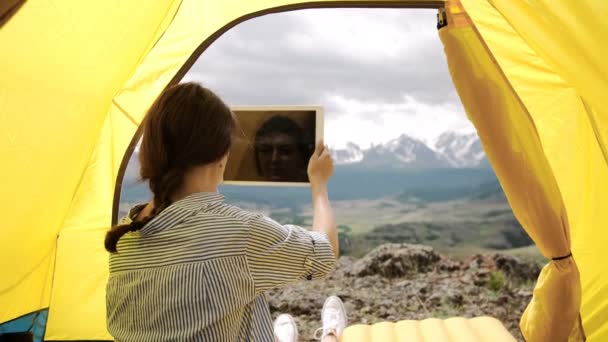 Tablet pc - žena s obrázek Foto selfie autoportrét v kempu v kempu. — Stock video