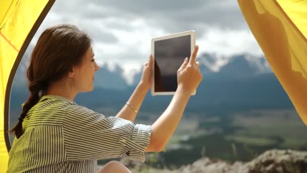 Tablet-PC - Camping-Frau fotografiert Selfie-Selfie auf dem Campingplatz in. — Stockvideo