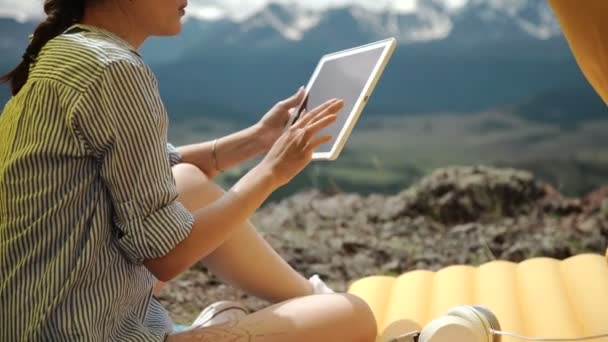 Chica tomando fotos en una tableta . — Vídeos de Stock