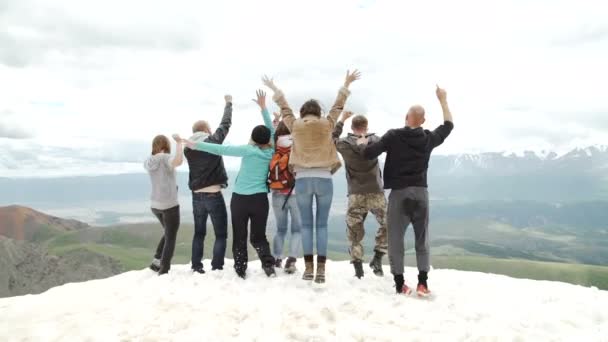 Silueta del equipo en la cima de la montaña. Deporte y vida activa — Vídeo de stock