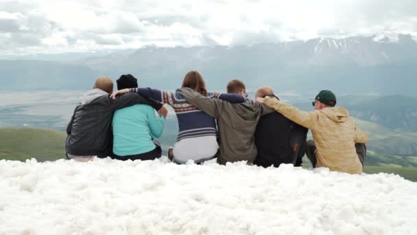 Silhouette des Teams auf dem Gipfel des Berges. Sport und aktives Leben — Stockvideo