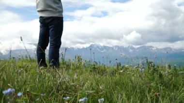 gps cihazı veya açık havada wilderness keşfetmek içinde telefon ile macera adamı