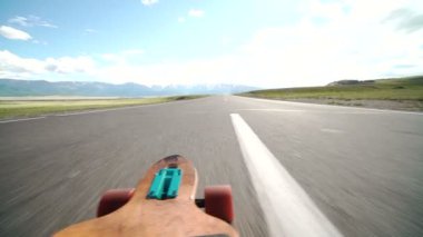 bir adam onun longboard kaymak, önden görünüm üzerinde kapat