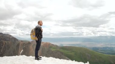 Bulutların üstünde yüksek irtifa dağ görünümünde bakarak uzun yürüyüşe çıkan kimse.