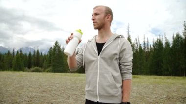 Uzun yürüyüşe çıkan kimse içecek temiz su üstüne dağlar