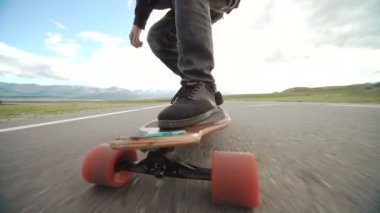 Onun longboard paten adam. Longboard ve ayak kapatın. Yan görünümü. İzleme atış