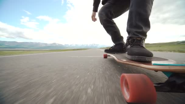 Närbild skateboardåkare boy ridning utomhus — Stockvideo