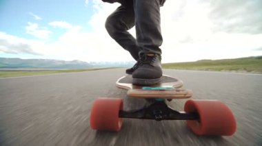 Onun longboard paten adam. Longboard ve ayak kapatın. Yan görünümü. İzleme atış