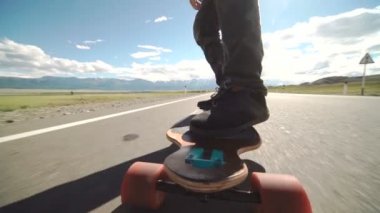 Onun longboard paten adam. Longboard ve ayak kapatın. Yan görünümü. İzleme atış