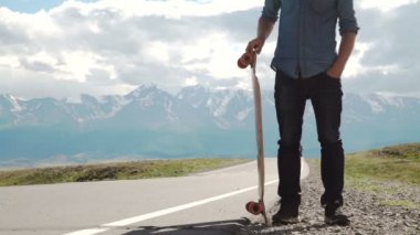 Dövmeli adam bir longboard ile poz kırmızı gömlekli sakallı.