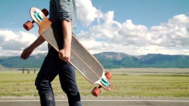 Dövmeli adam bir longboard ile poz kırmızı gömlekli sakallı.