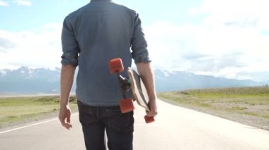 Spor, boş zaman, insanlar ve genç adam ya da dağ yolda longboard ile genç gülümseyen genç kavramı-.