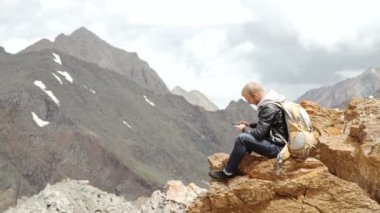 Güçlü adam uzun yürüyüşe çıkan kimse alarak fotoğraf dağ tepe, akıllı telefon ile. Muhteşem daybreak.