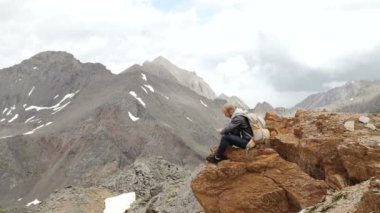 Güçlü adam uzun yürüyüşe çıkan kimse alarak fotoğraf dağ tepe, akıllı telefon ile. Muhteşem daybreak.