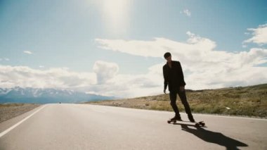 Serin skater bir dublör onun kaykay üzerinde yapıyor