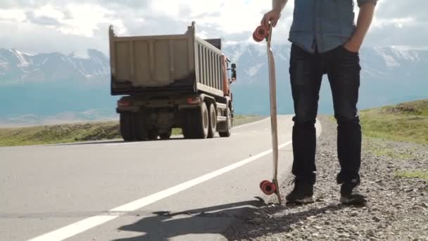 Tetovált férfi egy piros póló, pózol a longboard, szakállas. — Stock videók