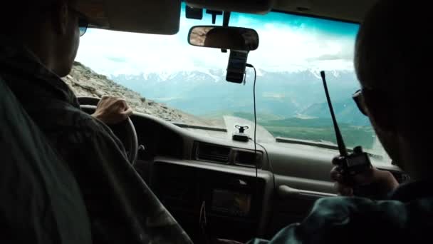 Autoestopista rescatador con maleta naranja coche de parada en la carretera de montaña — Vídeo de stock