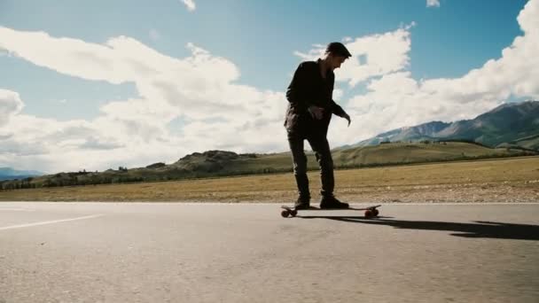 Slow Motion Skateboarder Riding Down Hill au coucher du soleil — Video